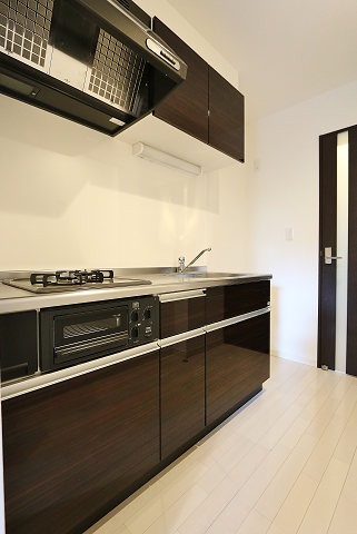 大きなシステムキッチンで料理がはかどりますね