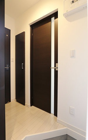 明るい玄関でお出迎え