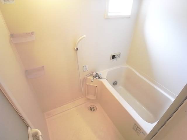 バスルームにも窓が有るので換気が楽ですよ