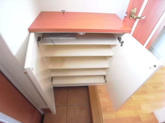 玄関にはコンパクトなシューズボックス