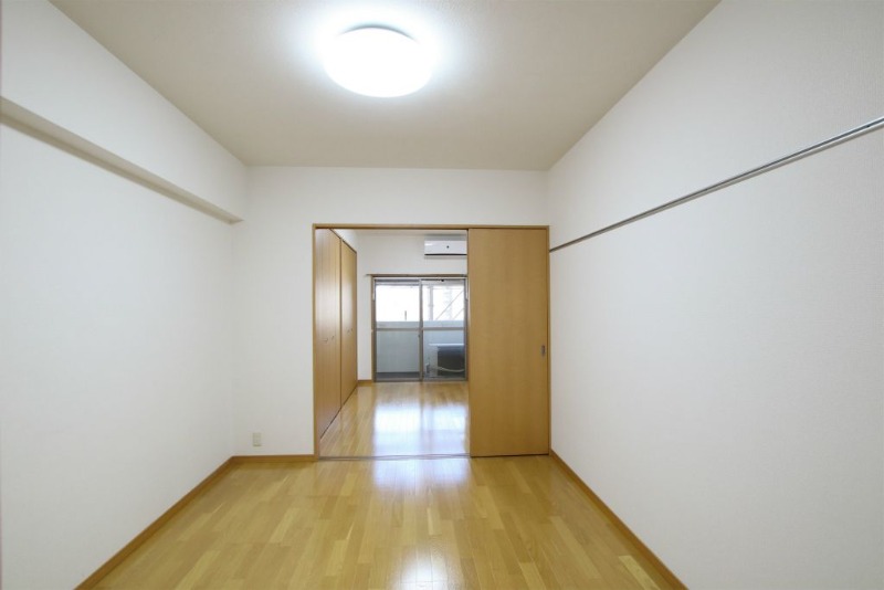 日当たり良好の広々洋室です