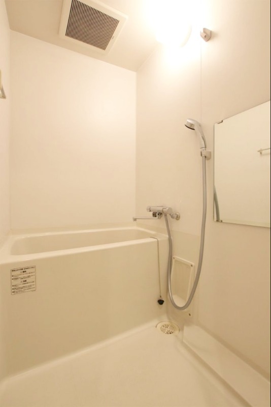 お風呂は白を基調にした落ち着く雰囲気です