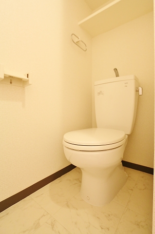 収納棚付きで清潔感あるトイレです