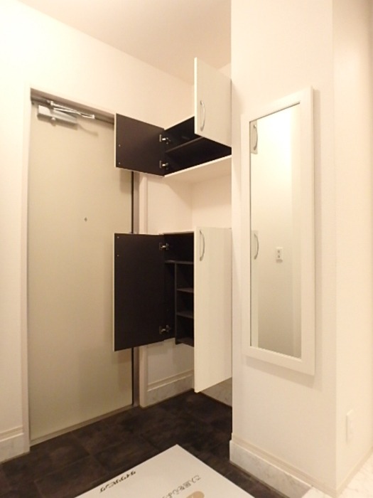 玄関収納もございます。