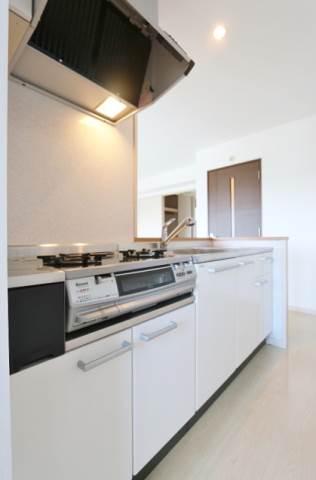 ３口コンロ付きのシステムキッチン