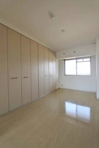 こちらの洋室にも窓が有り風通しも良好