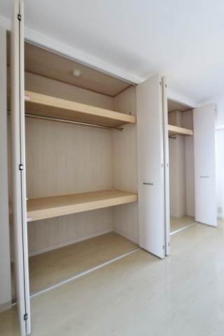 壁一面収納で荷物が多い方も安心の収納量