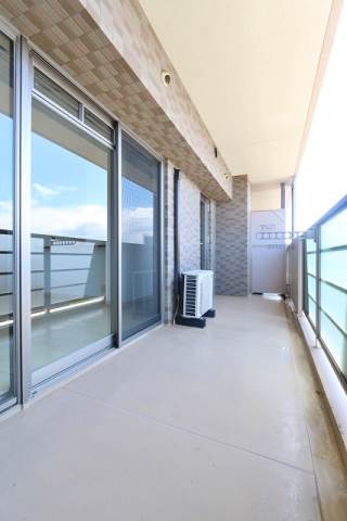 ワイドなバルコニーで洗濯物もたっぷり干せます