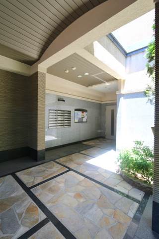 まるで分譲マンションのような高級感あるエントランスです