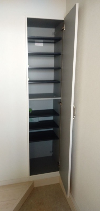 玄関横の収納もしっかりあります