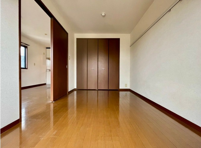 こちらは寝室にピッタリの洋室です