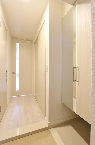 明るい玄関でお出迎え