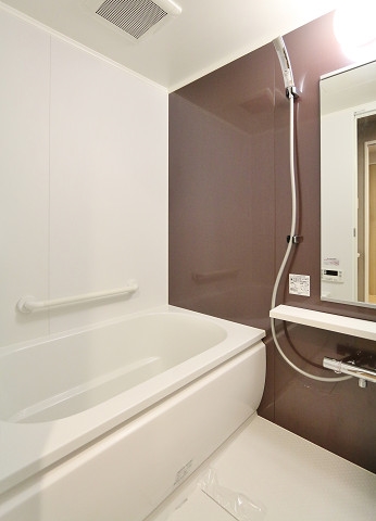 広めのお風呂でリラックスしてください