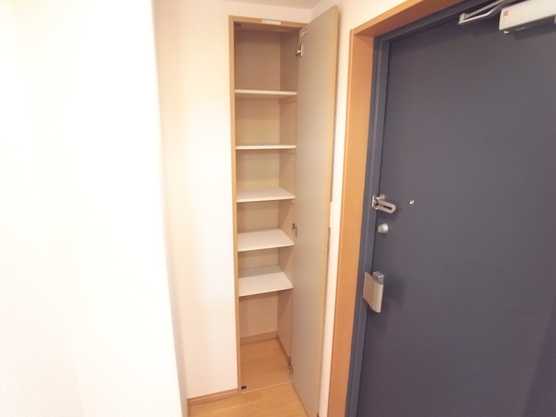 玄関収納も完備。