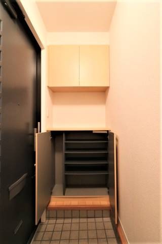 玄関収納も完備。