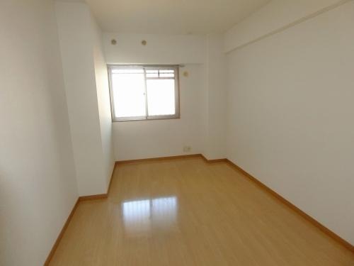 こちらは寝室にピッタリの洋室です