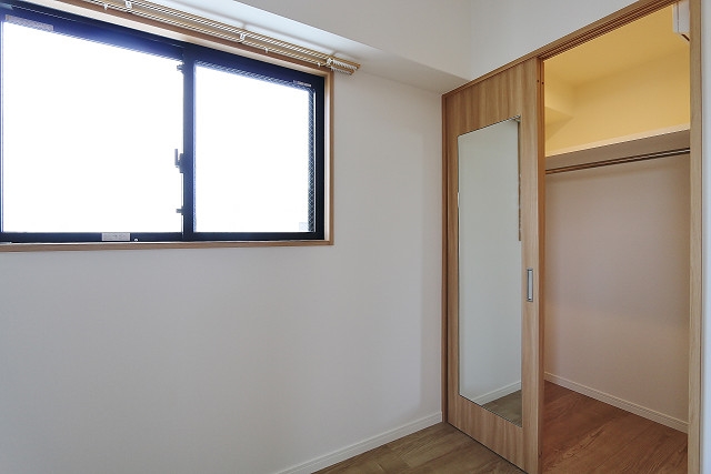 たっぷりと収納できるウォークインクローゼットです