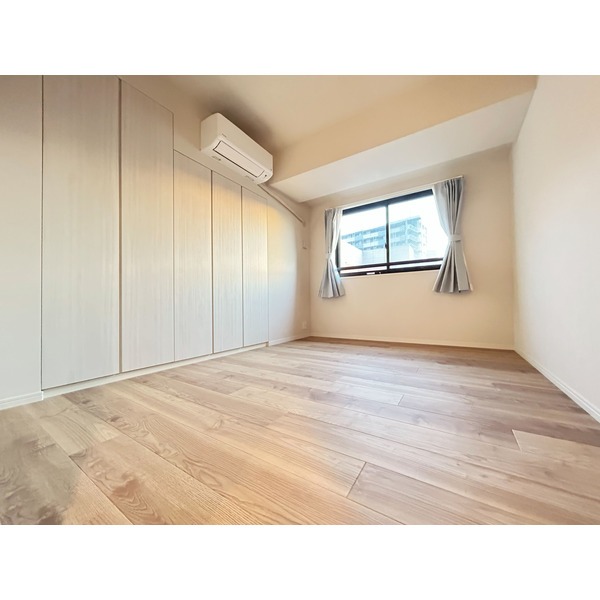 こちらは寝室にピッタリの洋室です