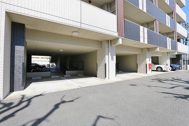 敷地内駐車場・屋根付き駐輪場もございます