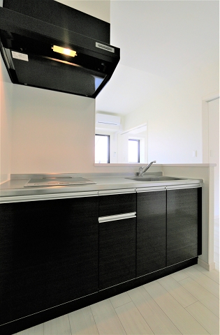 広いキッチンでお料理がはかどりますね