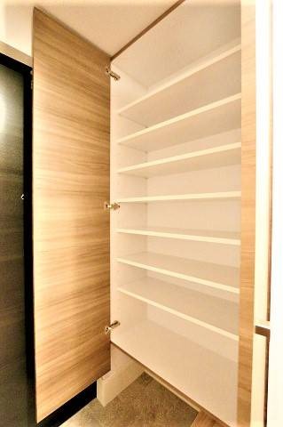 玄関収納もございます。