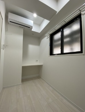 こちらは寝室にピッタリの洋室です