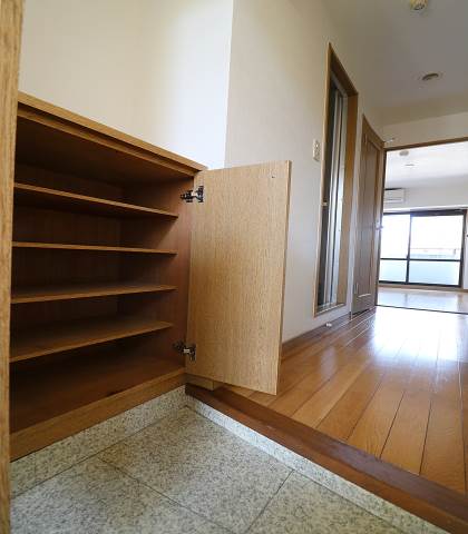 玄関収納もございます。