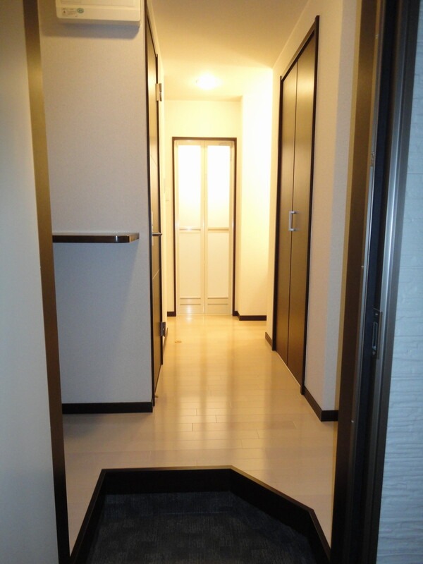 明るい玄関でお出迎え。