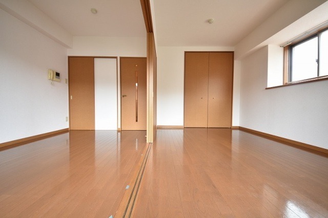 家具の配置がしやすいリビングですね