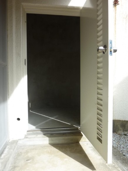 テラス横に物置もございます