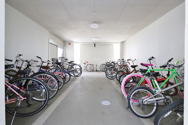 駐輪場は屋根付きでうれしいですね
