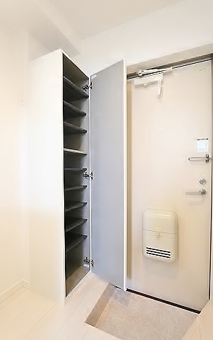玄関収納も完備。