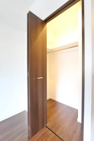 奥行きたっぷりの収納です。たくさん入りますよ