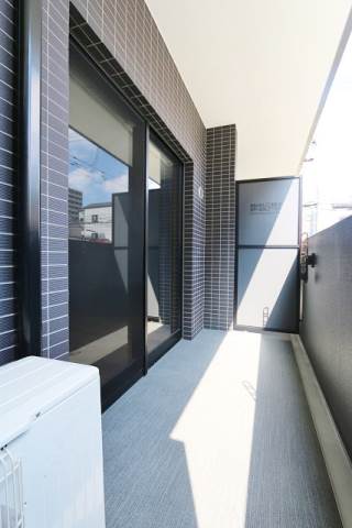 広いバルコニーでガーデニングでも