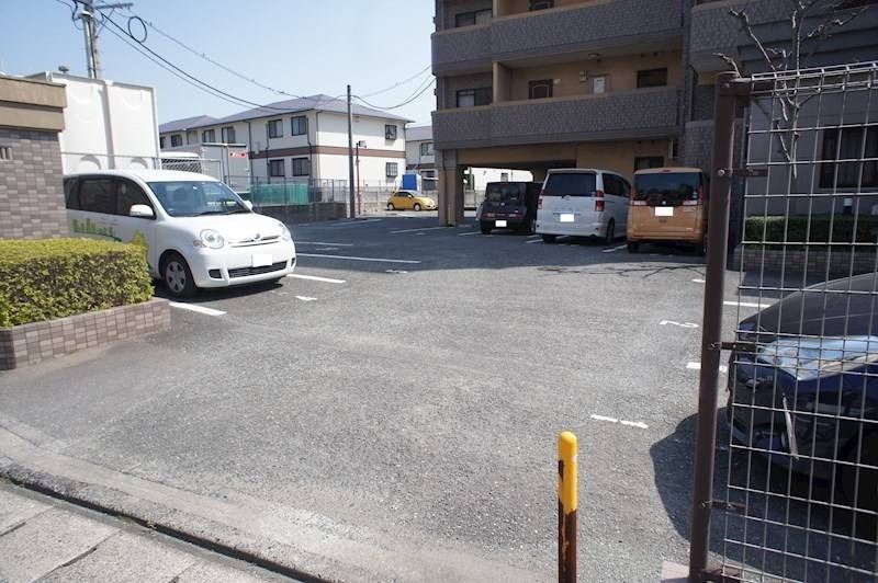 敷地内駐車場完備。