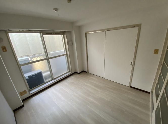 白のフローリングです