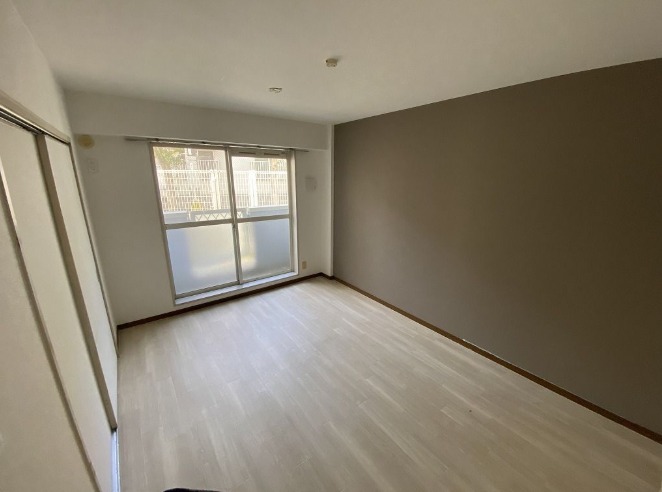 こちらは寝室にピッタリの洋室です