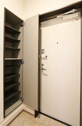 玄関収納も大き目。