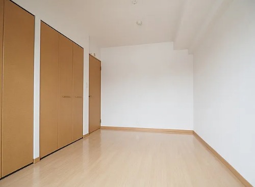 こちらは寝室にぴったりの洋室です