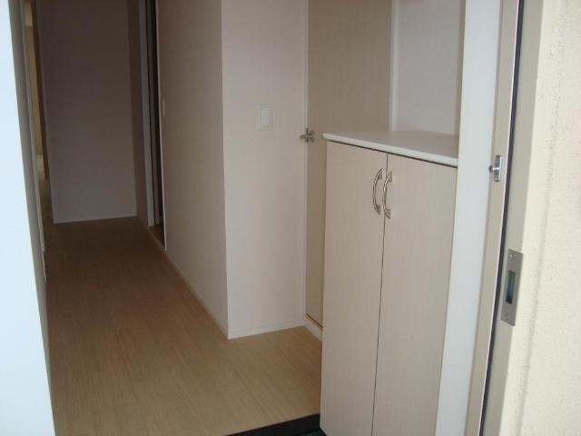 玄関には収納も。