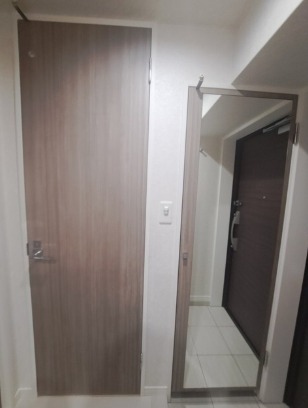 玄関にはか鏡が付いてます。