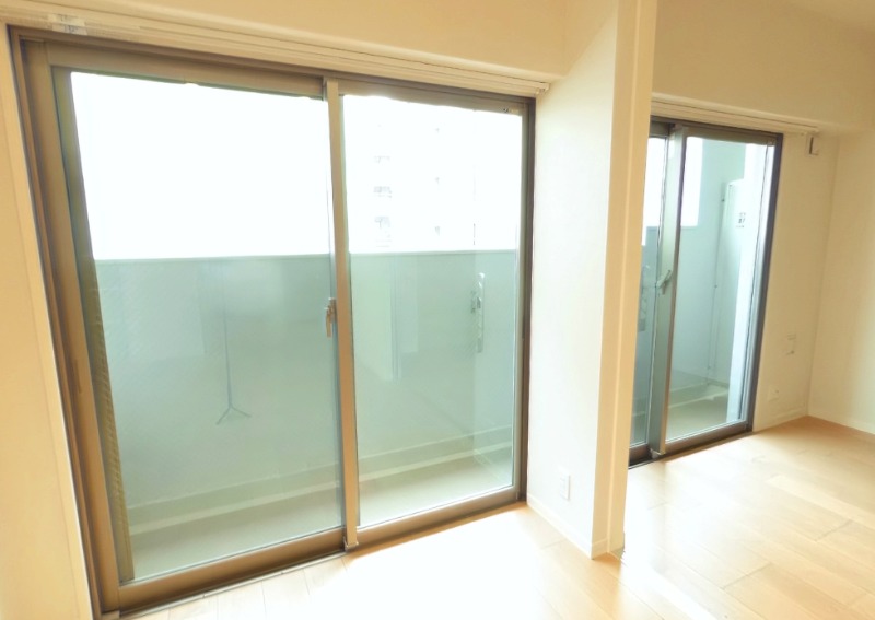 二部屋から出入りできる広々バルコニー。
