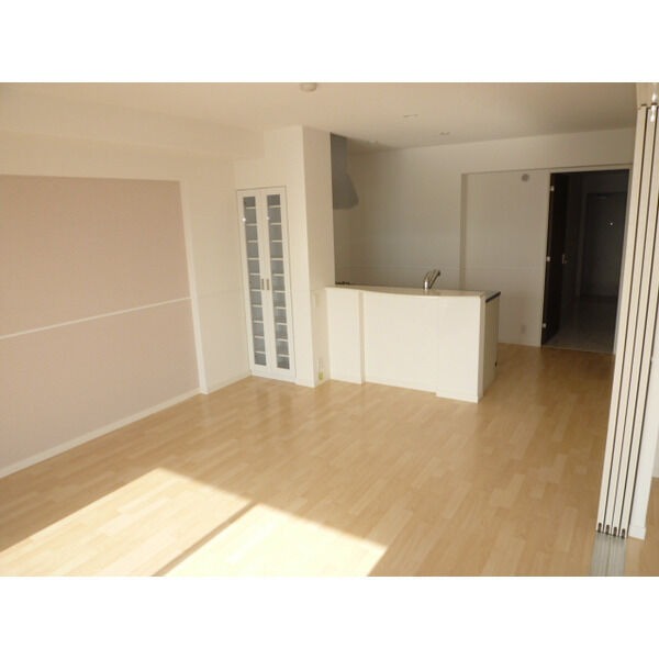 家具の配置がしやすいリビングですね