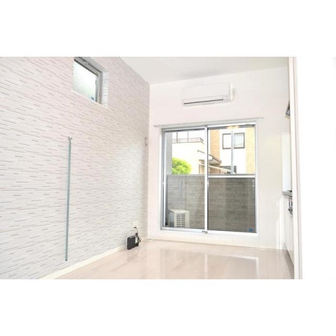 白い床が印象的な明るい室内です