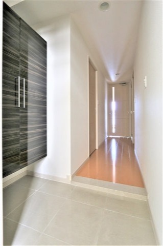 広々としてオシャレな玄関です