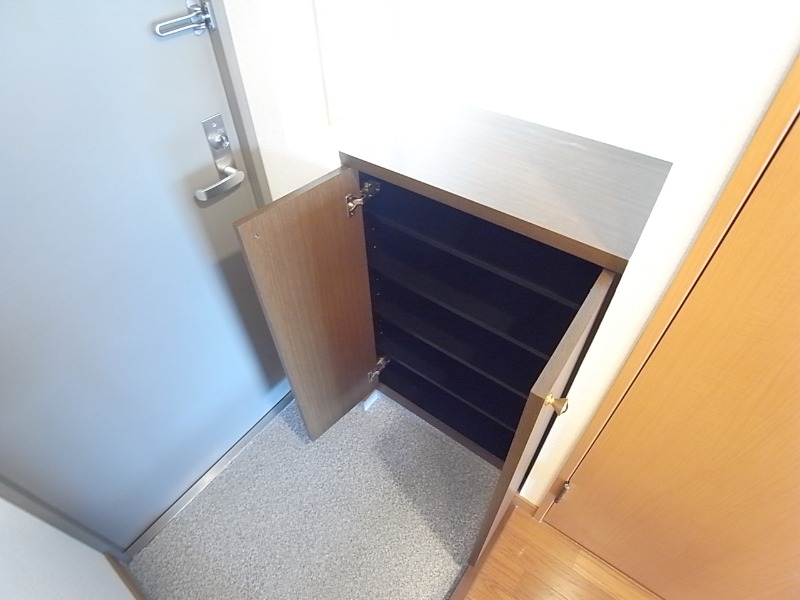 玄関収納もございます。