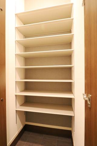 玄関収納もございます。