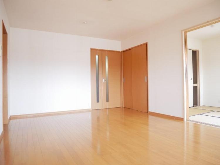 家具の配置がしやすいリビングですね