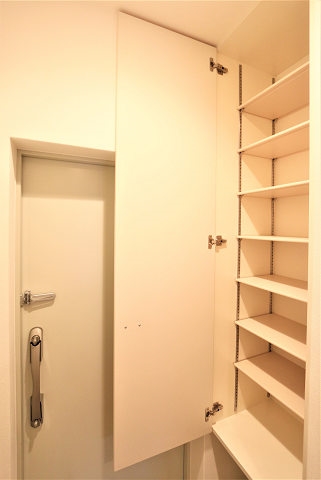 高さのある大きなシューズボックス