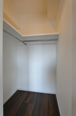 奥行きたっぷりの収納です。たくさん入りますよ